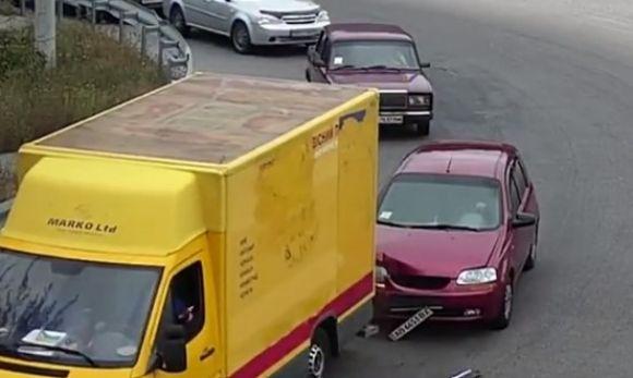 Новини Вінниці - фото з На Хмельницькому шосе водій «Форд» врізався у трамвай. Відео за середу На Хмельницькому шосе водій «Форд» врізався у трамвай. Відео за середу, фото №2 на сайті 20minut.ua