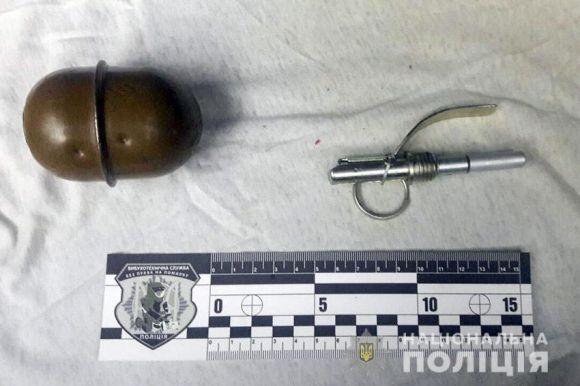 Пакети з наркотиками і боєприпаси: у Шепетівці поліція обшукала іноземця, фото №1 на сайті vsim.ua