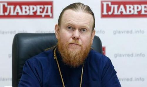 На данном изображении может находиться: 1 человек, борода и текст