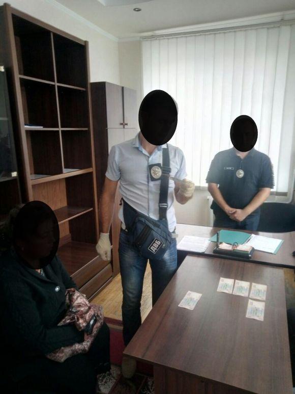 У Старокостянтинові жінка хотіла підкупити поліцейського за 3 тисячі гривень, фото №1 на сайті vsim.ua