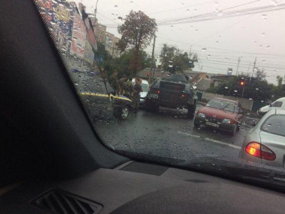 Новини Вінниці - фото з Несподівано: в Вінниці нацгвардійці на БТР не розминулися з Volkswagen Несподівано: в Вінниці нацгвардійці на БТР не розминулися з Volkswagen, фото №3 на сайті 20minut.ua