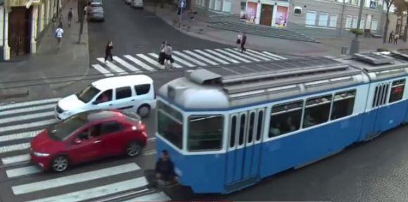 Новини Вінниці - фото з На Хмельницькому шосе водій «Форд» врізався у трамвай. Відео за середу На Хмельницькому шосе водій «Форд» врізався у трамвай. Відео за середу, фото №3 на сайті 20minut.ua