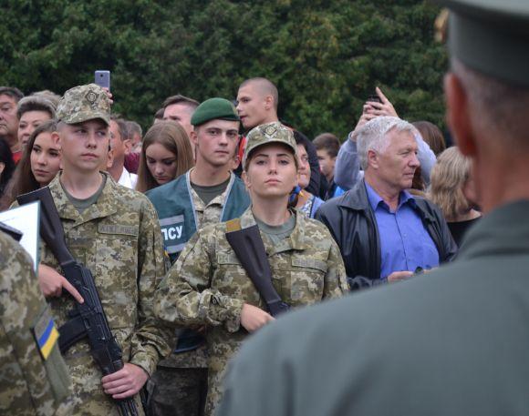 Новини Хмельницького - фото з Одна дівчина на десять хлопців: першокурсники прикордонної академії склали присягу Одна дівчина на десять хлопців: першокурсники прикордонної академії склали присягу, фото №3 на сайті vsim.ua