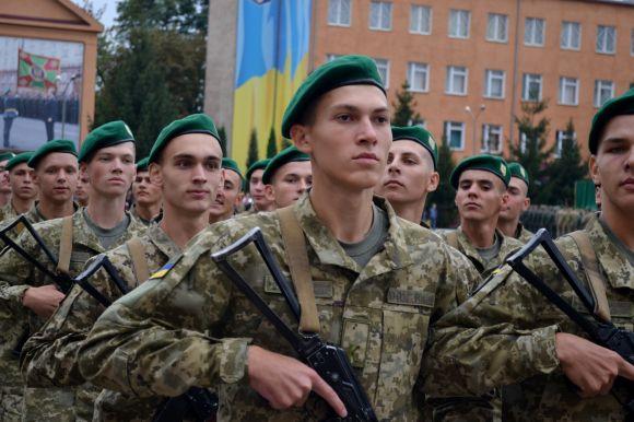 Новини Хмельницького - фото з Одна дівчина на десять хлопців: першокурсники прикордонної академії склали присягу Одна дівчина на десять хлопців: першокурсники прикордонної академії склали присягу, фото №14 на сайті vsim.ua