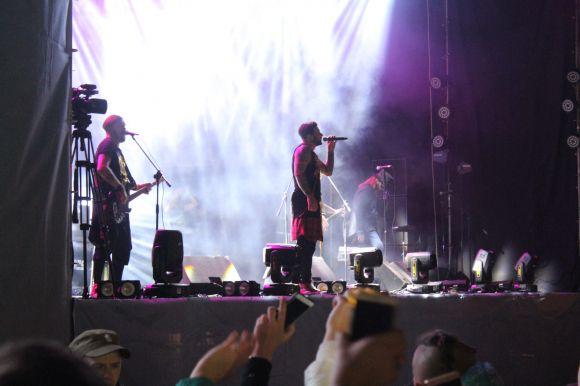 Могилевська, обійми козака з боксером і парасольки в диму:  Як пройшов концерт біля «Книжки», фото №4 на сайті 20minut.ua