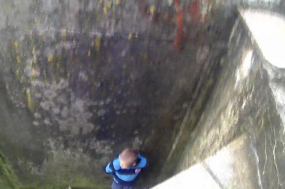 Дитина впала у фонтан в Нетішині. Хлопця діставали рятувальники, фото №1 на сайті vsim.ua