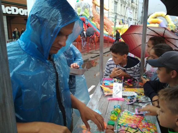 День міста: малеча стріляла з рогатки та розважалася з аніматорами на ходулях, фото №14 на сайті 20minut.ua