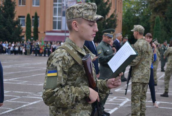 Новини Хмельницького - фото з Одна дівчина на десять хлопців: першокурсники прикордонної академії склали присягу Одна дівчина на десять хлопців: першокурсники прикордонної академії склали присягу, фото №1 на сайті vsim.ua