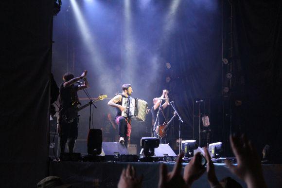 Могилевська, обійми козака з боксером і парасольки в диму:  Як пройшов концерт біля «Книжки», фото №3 на сайті 20minut.ua