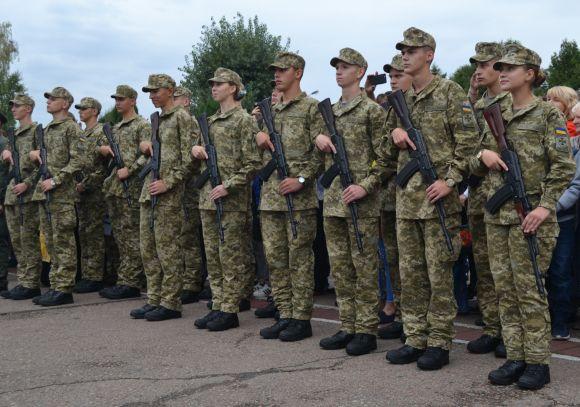 Новини Хмельницького - фото з Одна дівчина на десять хлопців: першокурсники прикордонної академії склали присягу Одна дівчина на десять хлопців: першокурсники прикордонної академії склали присягу, фото №10 на сайті vsim.ua