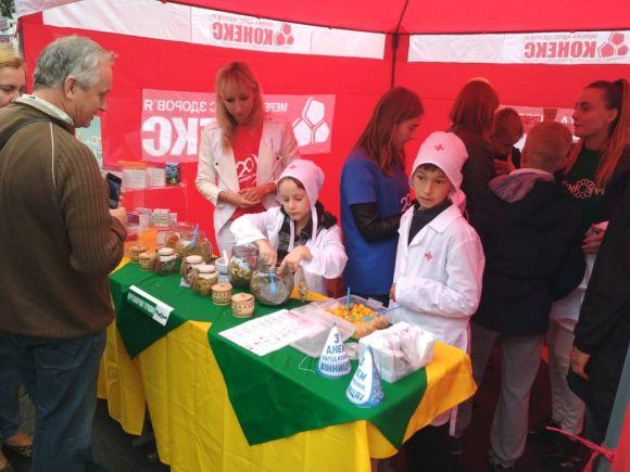 День міста: малеча стріляла з рогатки та розважалася з аніматорами на ходулях, фото №7 на сайті 20minut.ua