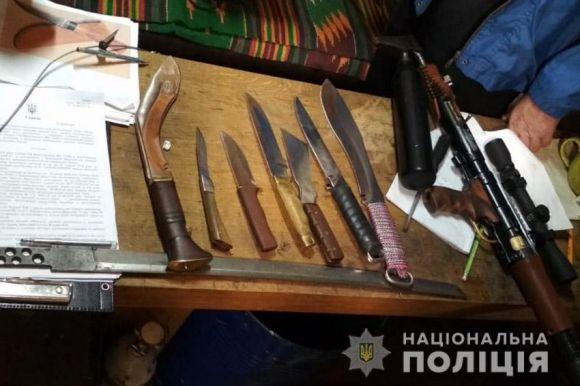 Новини Хмельницького - фото з Арсенал саморобної зброї вилучили у чоловіка з Шепетівки Арсенал саморобної зброї вилучили у чоловіка з Шепетівки, фото №1 на сайті vsim.ua
