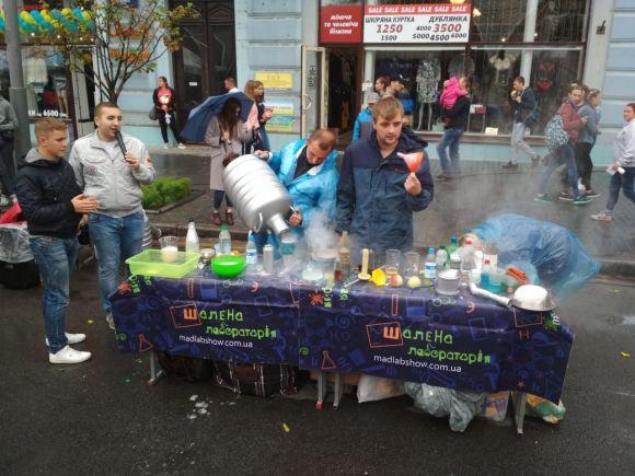 День міста: малеча стріляла з рогатки та розважалася з аніматорами на ходулях, фото №6 на сайті 20minut.ua