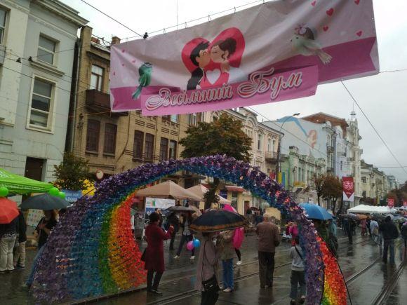 Новини Вінниці - фото з Весілля під дощем та люди з парасольками: яскраві фото з Дня міста Весілля під дощем та люди з парасольками: яскраві фото з Дня міста, фото №1 на сайті 20minut.ua