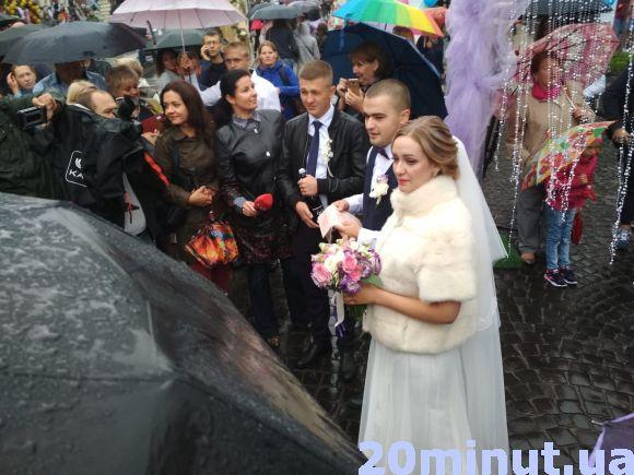 Новини Вінниці - фото з Весілля під дощем та люди з парасольками: яскраві фото з Дня міста Весілля під дощем та люди з парасольками: яскраві фото з Дня міста, фото №3 на сайті 20minut.ua