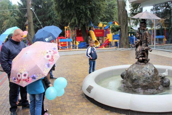 У центрі Вінниці поставили новий фонтан та щасливу «Жульку», фото №1 на сайті 20minut.ua