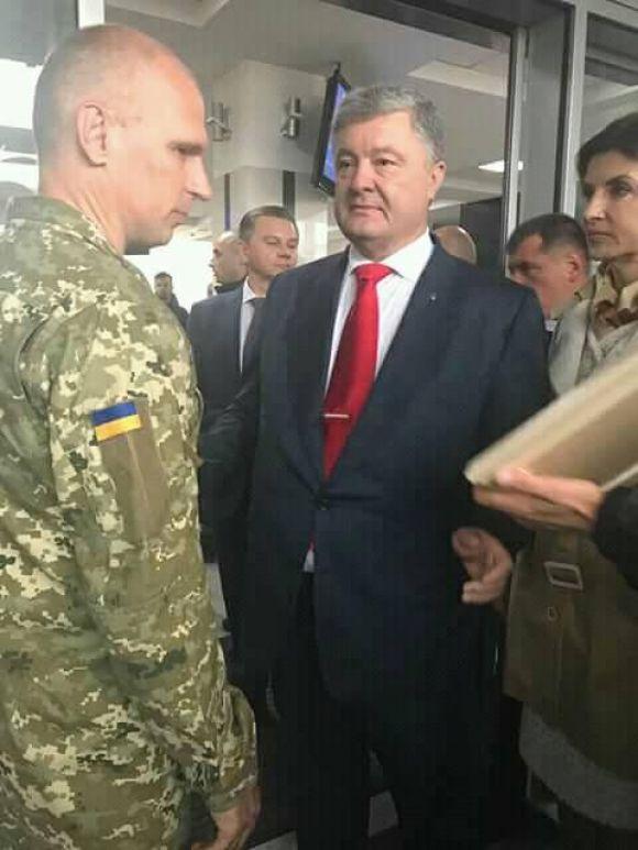 Новини Вінниці - фото з Газету «Тюремний укроп» передали Президенту у Вінниці. «Це моє нагадування про полонених». Газету «Тюремний укроп» передали Президенту у Вінниці. «Це моє нагадування про полонених»., фото №1 на сайті 20minut.ua