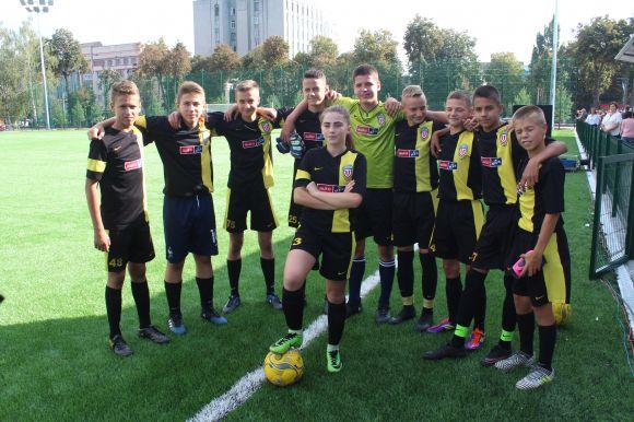 «Це символ відродження України!». Відкрили футбольне поле біля Палацу дітей та юнацтва, фото №1 на сайті 20minut.ua