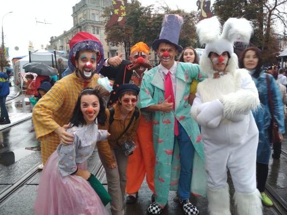 День міста: малеча стріляла з рогатки та розважалася з аніматорами на ходулях, фото №13 на сайті 20minut.ua