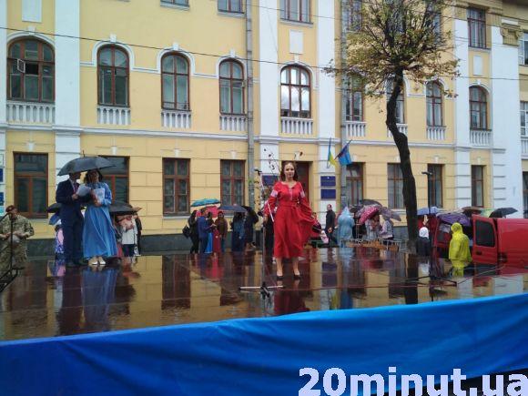 Новини Вінниці - фото з Весілля під дощем та люди з парасольками: яскраві фото з Дня міста Весілля під дощем та люди з парасольками: яскраві фото з Дня міста, фото №8 на сайті 20minut.ua