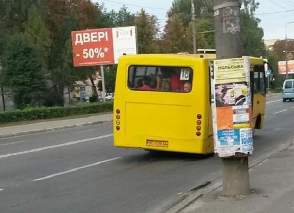 Новини Тернополя - фото з Маршрутки перекошені. Таке враження, що зараз впадуть на бік, а люди повипадають Маршрутки перекошені. Таке враження, що зараз впадуть на бік, а люди повипадають, фото №2 на сайті 20minut.ua