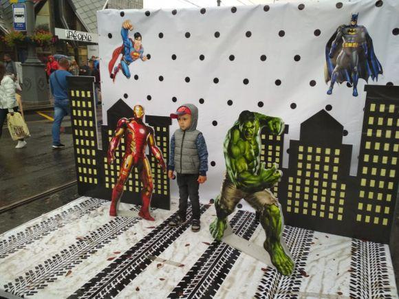 День міста: малеча стріляла з рогатки та розважалася з аніматорами на ходулях, фото №2 на сайті 20minut.ua