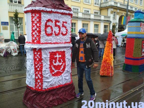 Новини Вінниці - фото з Весілля під дощем та люди з парасольками: яскраві фото з Дня міста Весілля під дощем та люди з парасольками: яскраві фото з Дня міста, фото №5 на сайті 20minut.ua