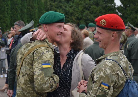 Новини Хмельницького - фото з Одна дівчина на десять хлопців: першокурсники прикордонної академії склали присягу Одна дівчина на десять хлопців: першокурсники прикордонної академії склали присягу, фото №5 на сайті vsim.ua