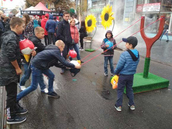 День міста: малеча стріляла з рогатки та розважалася з аніматорами на ходулях, фото №5 на сайті 20minut.ua