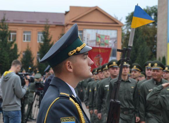 Новини Хмельницького - фото з Одна дівчина на десять хлопців: першокурсники прикордонної академії склали присягу Одна дівчина на десять хлопців: першокурсники прикордонної академії склали присягу, фото №16 на сайті vsim.ua