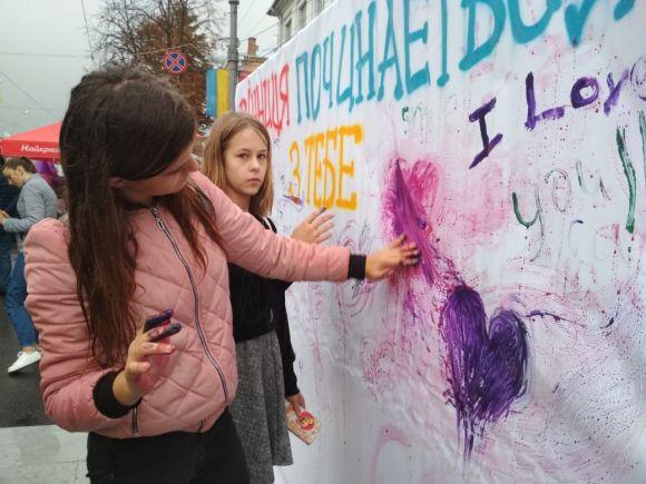 День міста: малеча стріляла з рогатки та розважалася з аніматорами на ходулях, фото №12 на сайті 20minut.ua