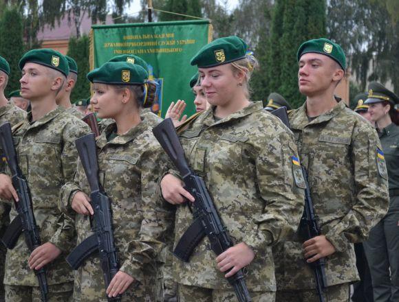 Новини Хмельницького - фото з Одна дівчина на десять хлопців: першокурсники прикордонної академії склали присягу Одна дівчина на десять хлопців: першокурсники прикордонної академії склали присягу, фото №12 на сайті vsim.ua