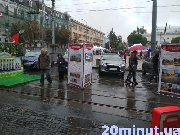 Новини Вінниці - фото з Весілля під дощем та люди з парасольками: яскраві фото з Дня міста Весілля під дощем та люди з парасольками: яскраві фото з Дня міста, фото №9 на сайті 20minut.ua