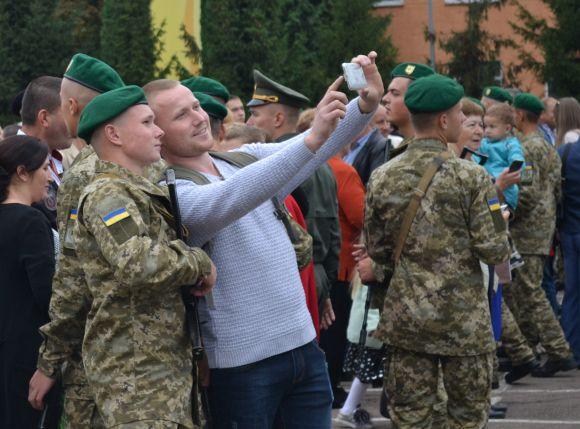 Новини Хмельницького - фото з Одна дівчина на десять хлопців: першокурсники прикордонної академії склали присягу Одна дівчина на десять хлопців: першокурсники прикордонної академії склали присягу, фото №17 на сайті vsim.ua