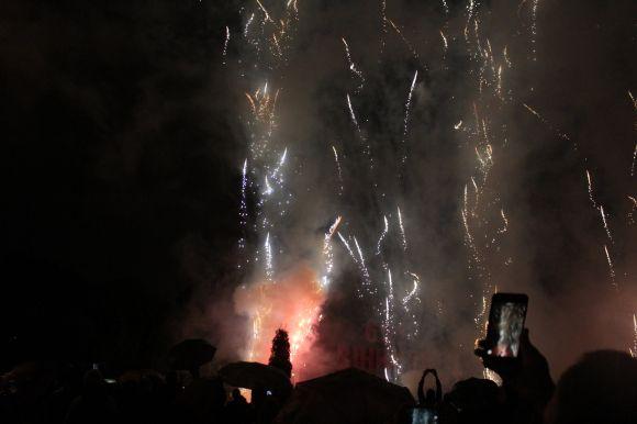 Могилевська, обійми козака з боксером і парасольки в диму:  Як пройшов концерт біля «Книжки», фото №7 на сайті 20minut.ua