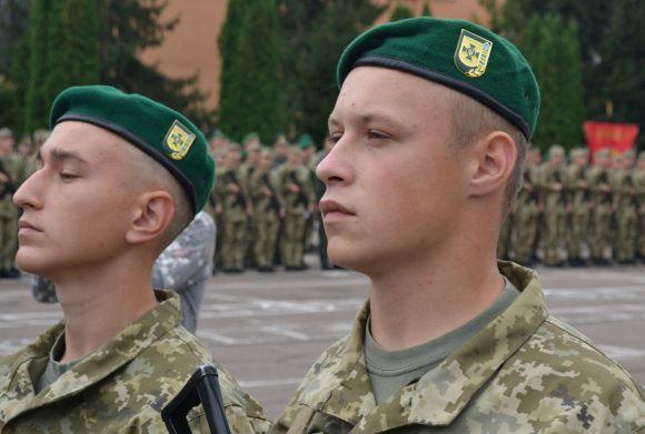 Новини Хмельницького - фото з Одна дівчина на десять хлопців: першокурсники прикордонної академії склали присягу Одна дівчина на десять хлопців: першокурсники прикордонної академії склали присягу, фото №4 на сайті vsim.ua