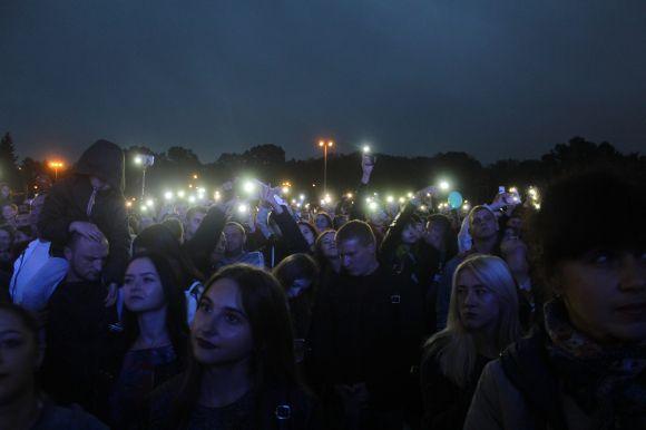 Могилевська, обійми козака з боксером і парасольки в диму:  Як пройшов концерт біля «Книжки», фото №6 на сайті 20minut.ua