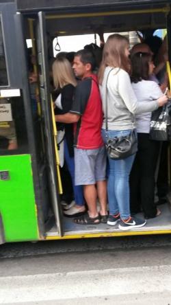 Новини Тернополя - фото з Маршрутки перекошені. Таке враження, що зараз впадуть на бік, а люди повипадають Маршрутки перекошені. Таке враження, що зараз впадуть на бік, а люди повипадають, фото №1 на сайті 20minut.ua