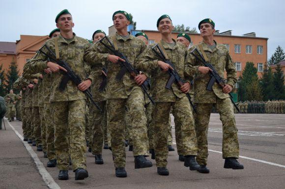 Новини Хмельницького - фото з Одна дівчина на десять хлопців: першокурсники прикордонної академії склали присягу Одна дівчина на десять хлопців: першокурсники прикордонної академії склали присягу, фото №13 на сайті vsim.ua