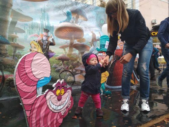 День міста: малеча стріляла з рогатки та розважалася з аніматорами на ходулях, фото №3 на сайті 20minut.ua