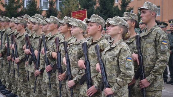 Новини Хмельницького - фото з Одна дівчина на десять хлопців: першокурсники прикордонної академії склали присягу Одна дівчина на десять хлопців: першокурсники прикордонної академії склали присягу, фото №2 на сайті vsim.ua