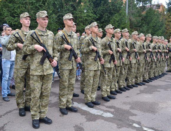 Новини Хмельницького - фото з Одна дівчина на десять хлопців: першокурсники прикордонної академії склали присягу Одна дівчина на десять хлопців: першокурсники прикордонної академії склали присягу, фото №7 на сайті vsim.ua