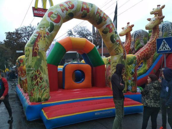 День міста: малеча стріляла з рогатки та розважалася з аніматорами на ходулях, фото №10 на сайті 20minut.ua
