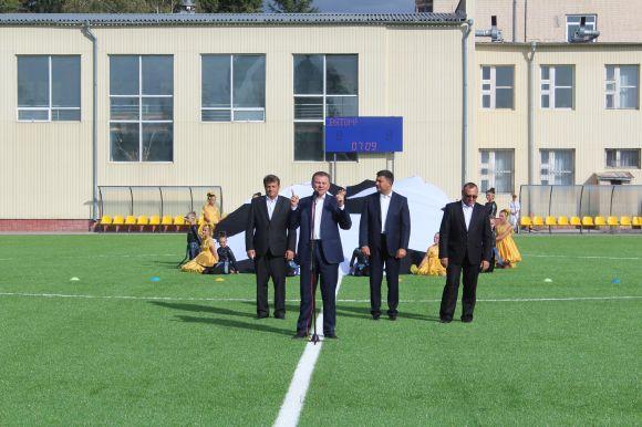 «Це символ відродження України!». Відкрили футбольне поле біля Палацу дітей та юнацтва, фото №4 на сайті 20minut.ua