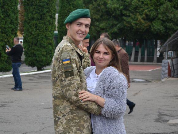 Новини Хмельницького - фото з Одна дівчина на десять хлопців: першокурсники прикордонної академії склали присягу Одна дівчина на десять хлопців: першокурсники прикордонної академії склали присягу, фото №18 на сайті vsim.ua