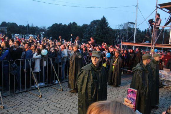 Могилевська, обійми козака з боксером і парасольки в диму:  Як пройшов концерт біля «Книжки», фото №2 на сайті 20minut.ua
