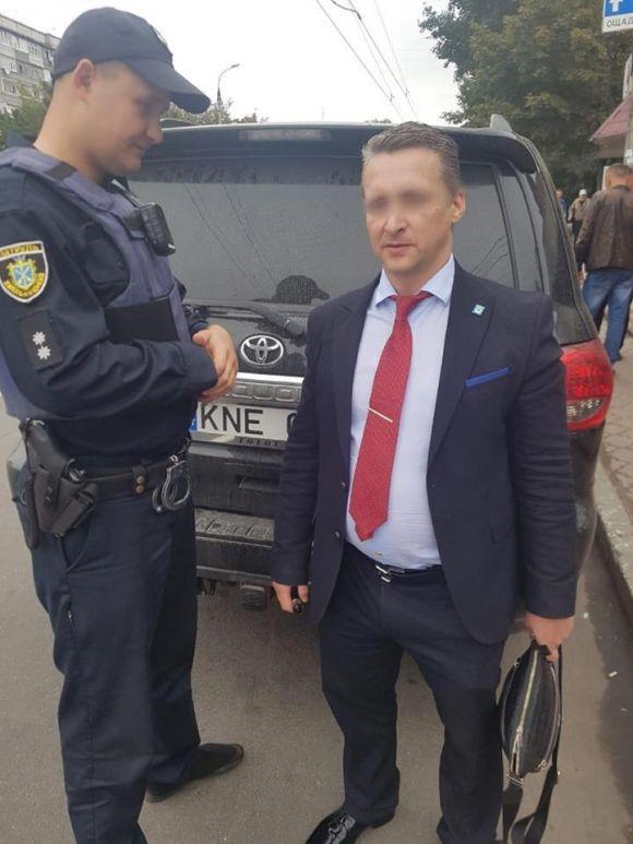 Новини Хмельницького - фото з Кримінальний авторитет "Робік" з арсеналом зброї попався у Хмельницькому Кримінальний авторитет "Робік" з арсеналом зброї попався у Хмельницькому, фото №1 на сайті vsim.ua