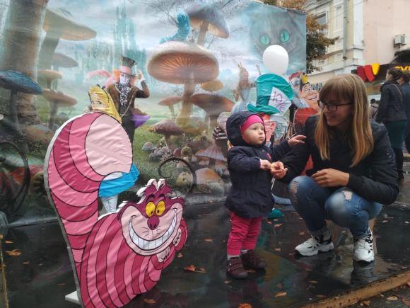 День міста: малеча стріляла з рогатки та розважалася з аніматорами на ходулях, фото №4 на сайті 20minut.ua