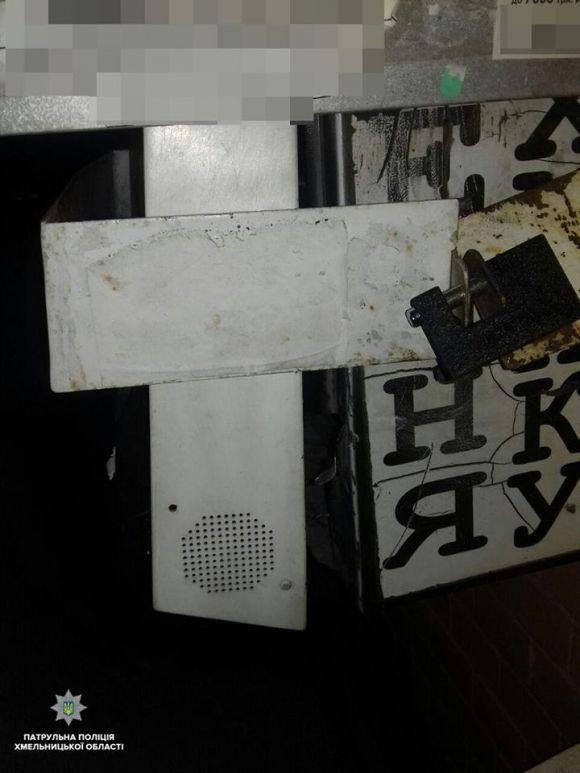 Новини Хмельницького - фото з Хмельничанин посеред ночі намагався обчистити термінал за допомогою лома Хмельничанин посеред ночі намагався обчистити термінал за допомогою лома, фото №2 на сайті vsim.ua