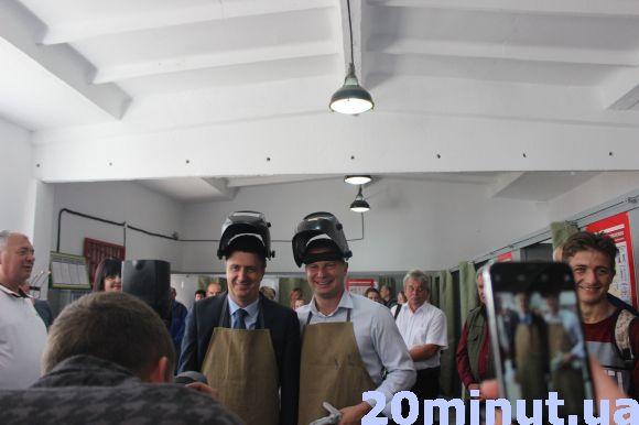 Новини Тернополя - фото з Віце-прем'єр в Кременці одягнув фартух і взяв до рук зварку Віце-прем'єр в Кременці одягнув фартух і взяв до рук зварку, фото №1 на сайті 20minut.ua